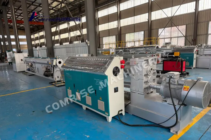 De klant kwam naar onze fabriek om zijn PE-buismachine en PVC-buismachine zeer tevreden te inspecteren De klant kwam naar onze fabriek om zijn PE-buismachine en PVC-buismachine zeer tevreden te inspecteren
